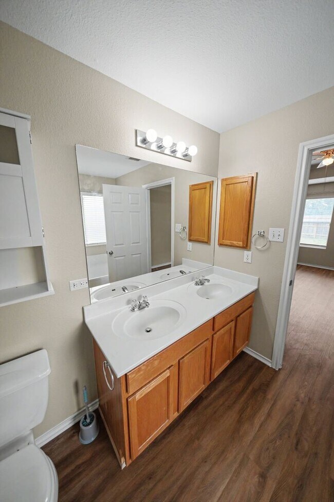 Building Photo - 11114 Hillsdale Loop