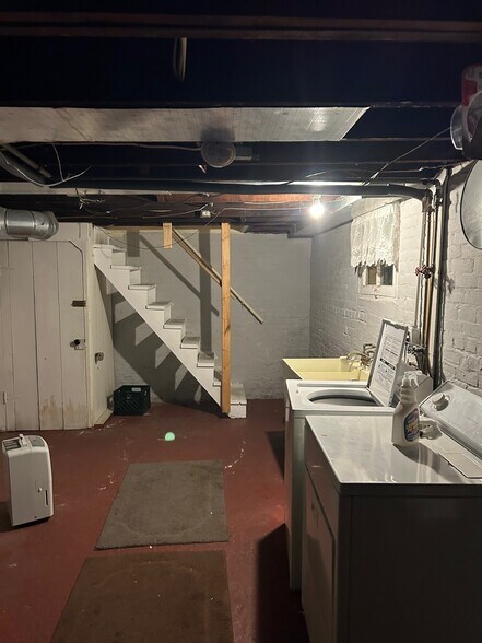 Separate Basement - 1075 Lakepointe St