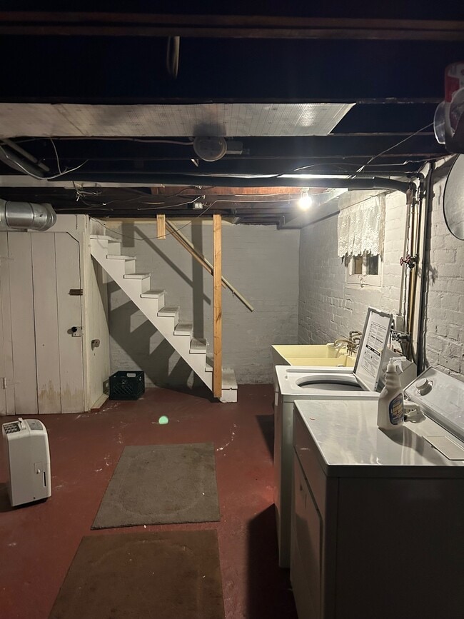 Separate Basement - 1075 Lakepointe St