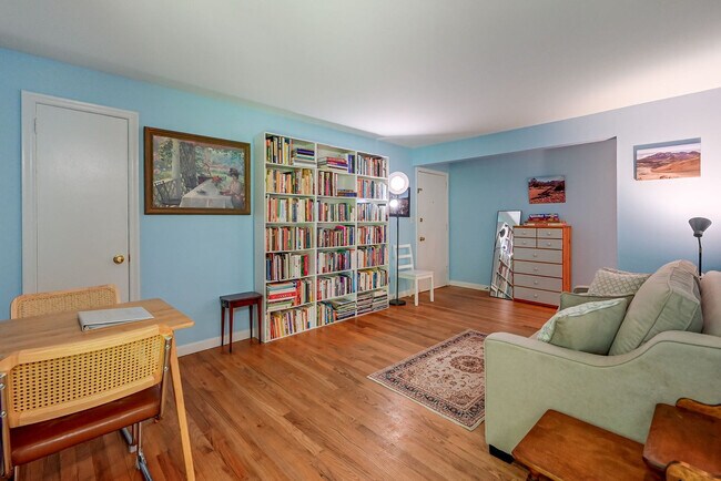 Building Photo - 1622 Farmington Ave