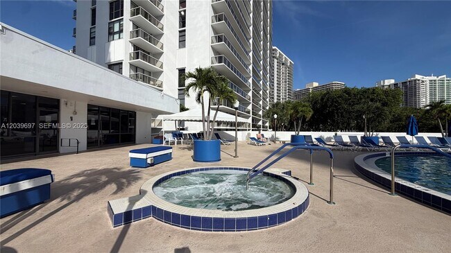 Building Photo - 3701 N Country Club Dr