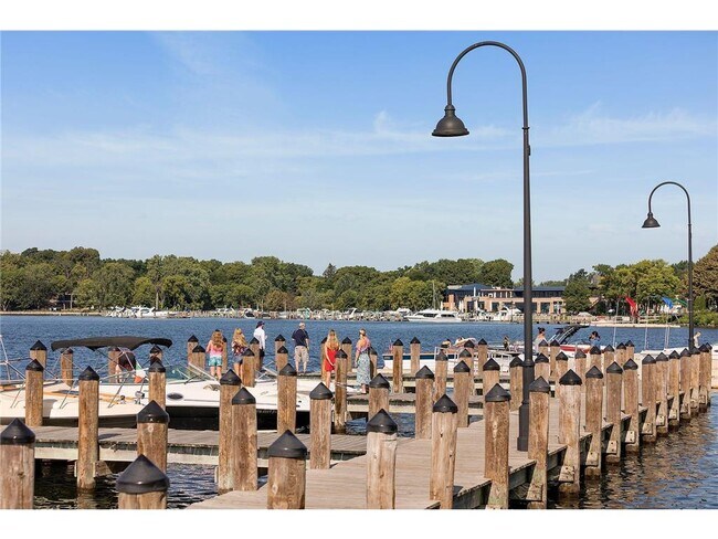 Building Photo - 1042 Circle Dr