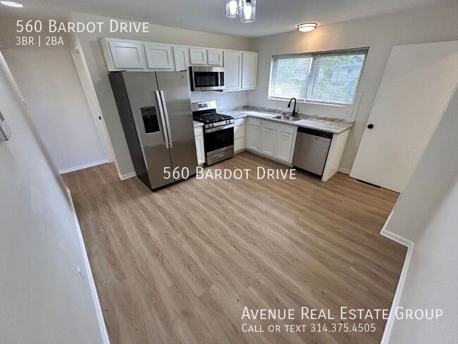 Building Photo - 560 Bardot Dr