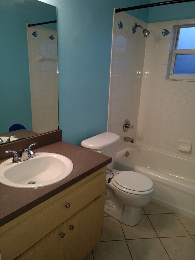 Building Photo - 405 N Willow Ave