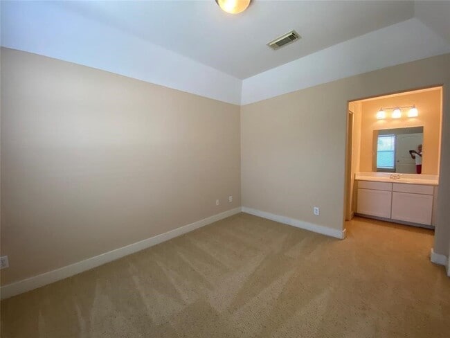 Building Photo - 2833 Seaside Dr