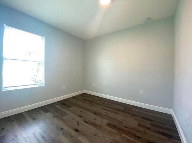 Building Photo - AWESOME CONTEMPORARY DUPLEX