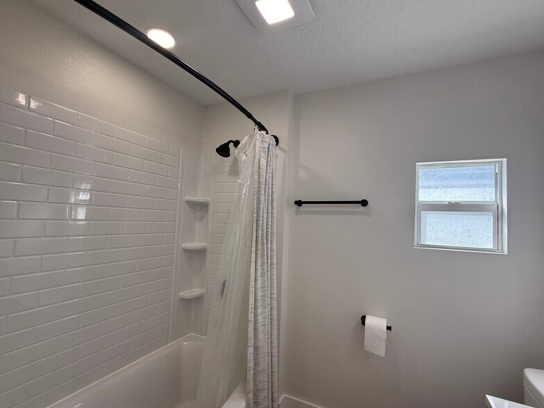 Primary bathroom - 819 Franklin Ave