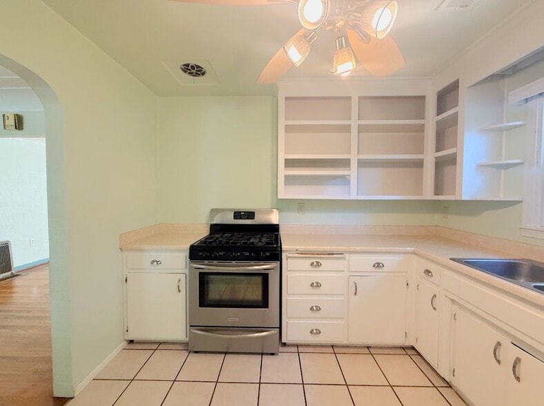 Building Photo - 3021 Oleander Ave