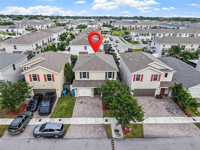 Building Photo - 525 NE 6th Pl