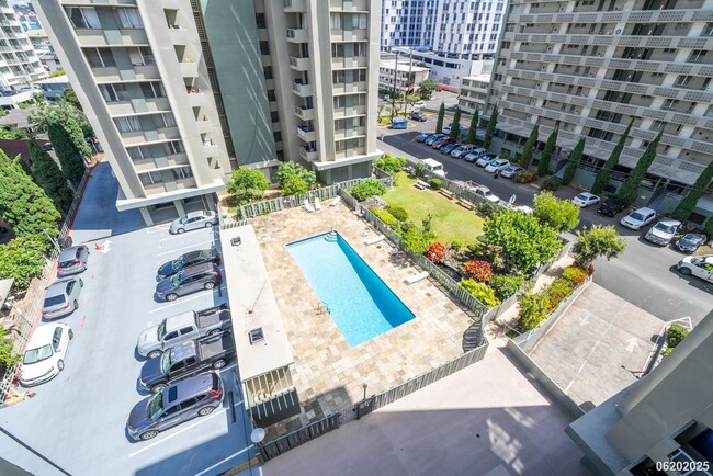Building Photo - $2400 / 2 BD, 1 BA, 1 parking Condo in Hon...