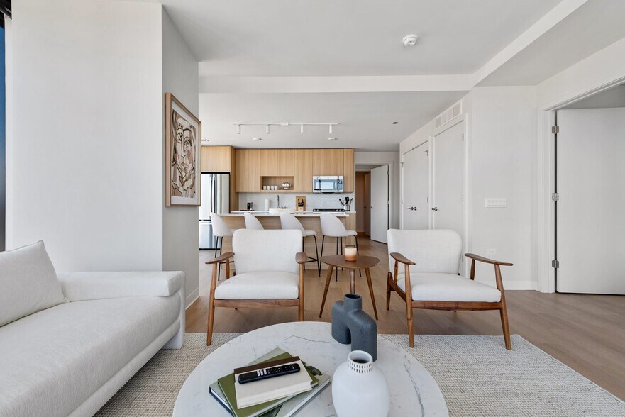 Building Photo - 901 W Blackhawk St