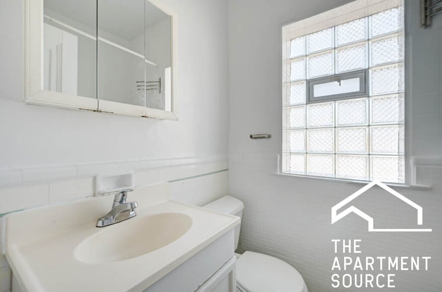 Building Photo - 2942 N Albany Ave