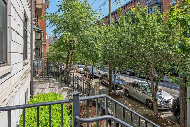 Building Photo - 1300 Grand St