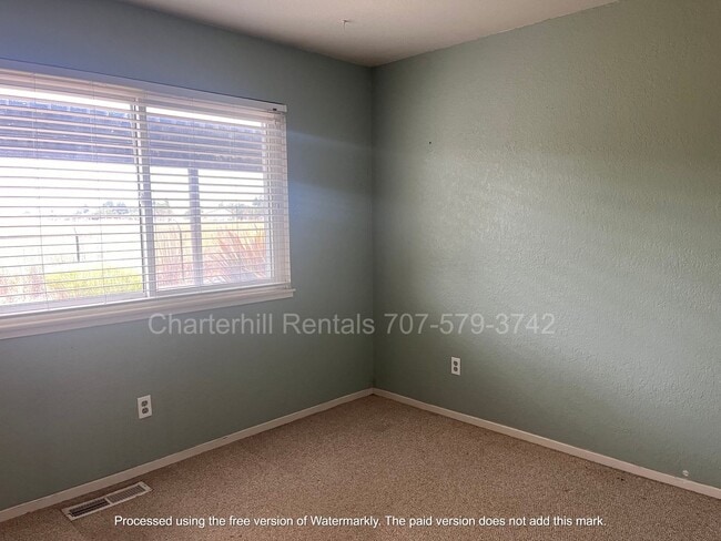 Building Photo - Lovely home on large lot down a private la...