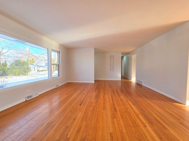 Building Photo - 29 E Lake Shore Dr