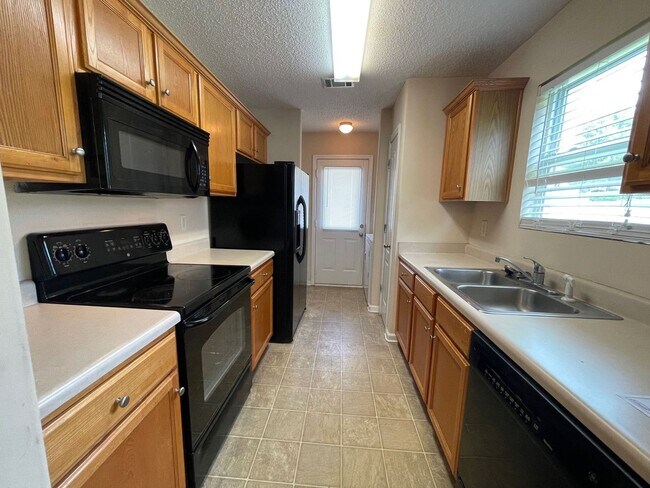 Building Photo - ROOMMATE MATCHING HOME ONLY! PRE-LEASING FOR AUGUST 1 2026! 1/2 Off Deposit!