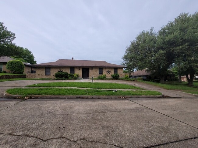 Primary Photo - 110 La Fawn Cir
