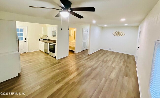 Building Photo - 18713 Charlotte Ave