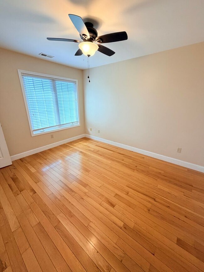 Building Photo - Spacious 3 Bed, 3.5 Bath Home - Convenient Mars Hill Location