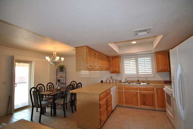 Building Photo - Furnished 3 Bed 2 Bath POOL Home!! Long Te...