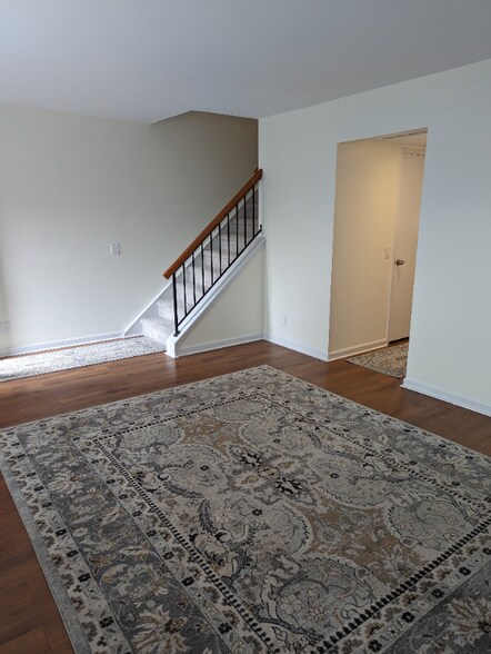 Building Photo - 2494 Glengyle Dr