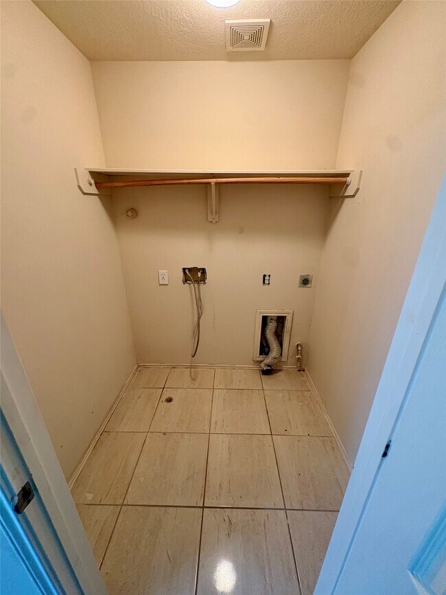 Building Photo - 13826 Fort Nelson Dr