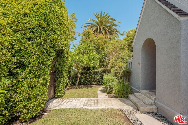 Building Photo - 542 N Sierra Bonita Ave