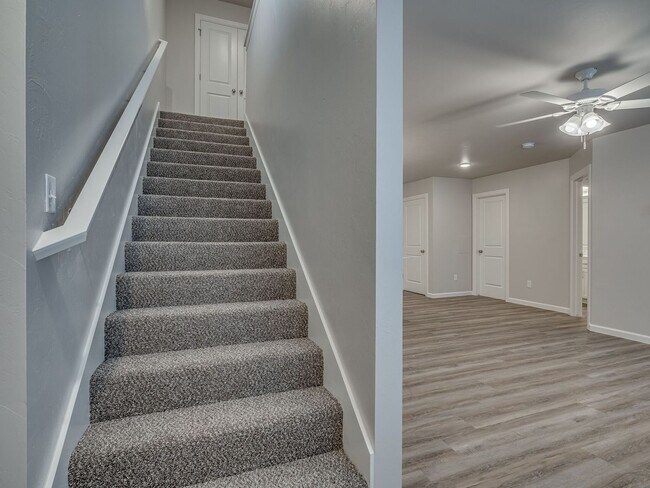 Building Photo - Very Nice 4 Bedroom 2 Bath Duplex in Oakdale Schools - Lawn Care Included