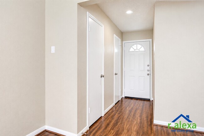 Building Photo - 3038 Mosby Dr