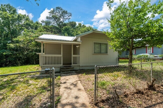 Primary Photo - Beautifully Renovated Docena Home – Pet Fr...
