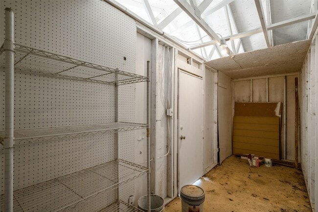 Building Photo - 810 S Western Hls Dr