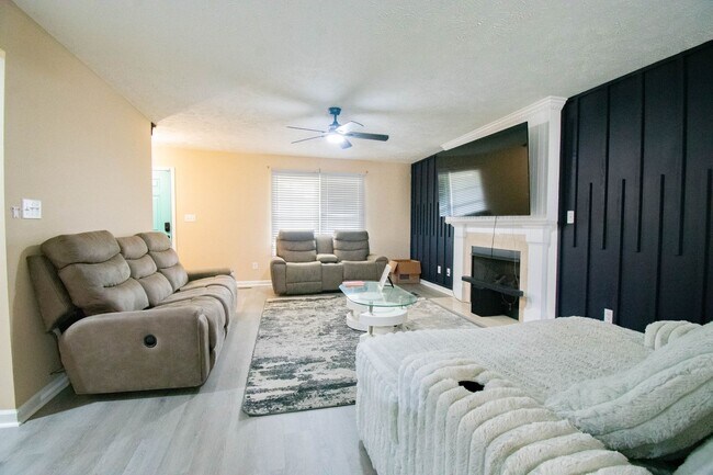 Building Photo - Coming Soon! 3 Bedroom 2.5 Bathroom- Large Fenced Yard Pets Okay!