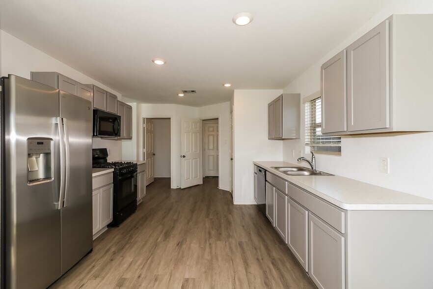 Building Photo - 310 Pickwick Gdns Ln