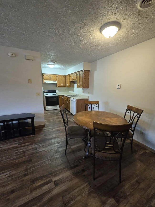 Building Photo - 115 Holly Dr