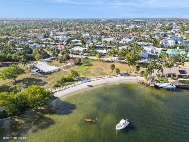 Building Photo - 2433 NE 24th St