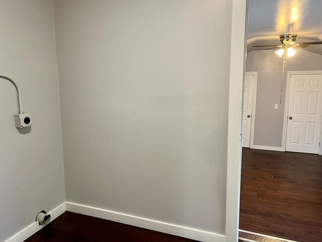 Building Photo - 904 N Peoria Ave