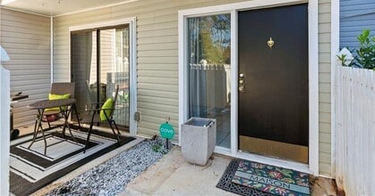 Building Photo - 2685 Meadowlawn Dr