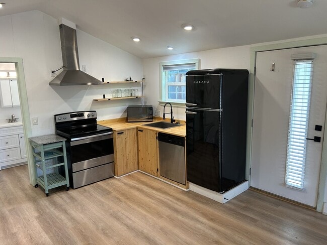 Building Photo - Amazing Super Cute Stand-Alone Studio in B...