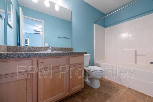 Building Photo - 807 Scrub Jay Dr