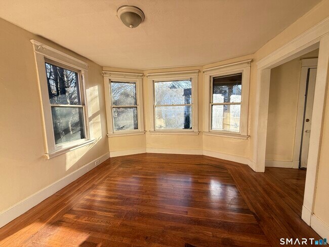 Building Photo - 867 Elm St