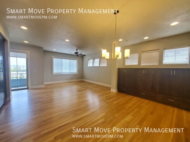 Building Photo - 3256 E Thoroughbred Ln