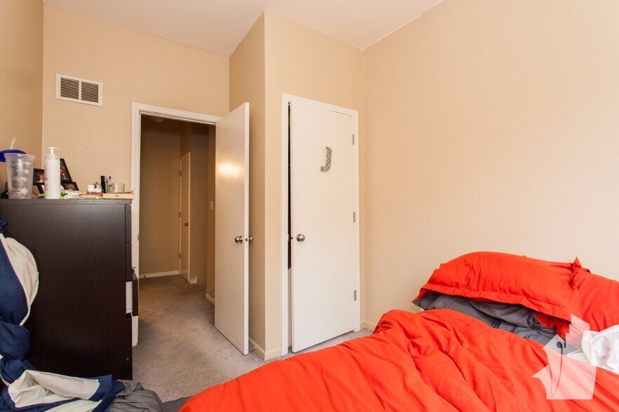 Building Photo - 616 N Paulina St