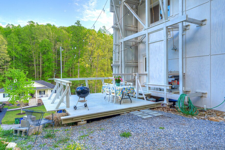 Deck - 300 John Lemley Ln
