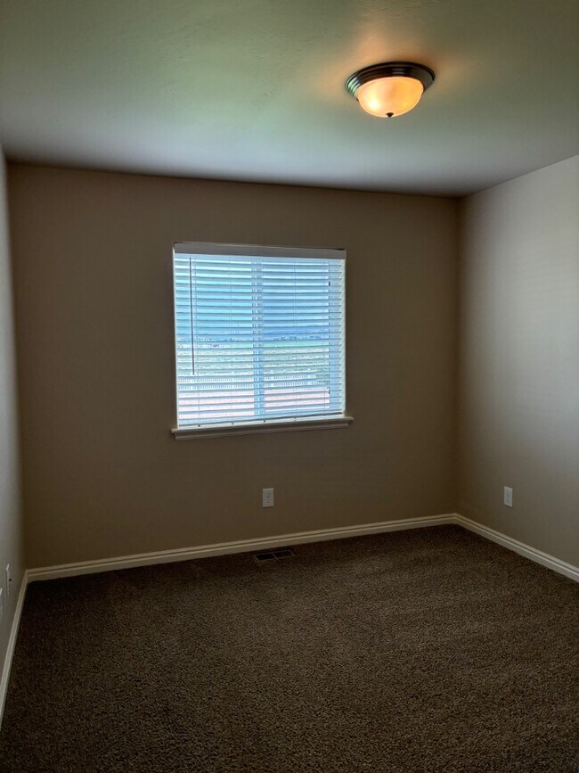 Building Photo - 234 Greenbrier Dr