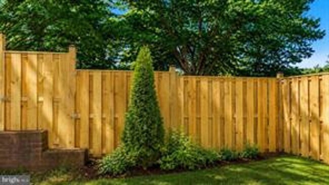 Building Photo - RENOVATED TOWNHOUSE WITH 3 BEDROOMS AND 1.5 BATHS, FENCED BACKYARD