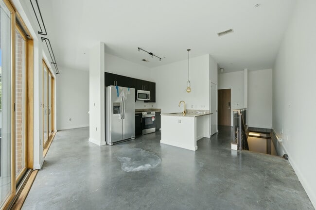 Building Photo - 333 Nelson St SW