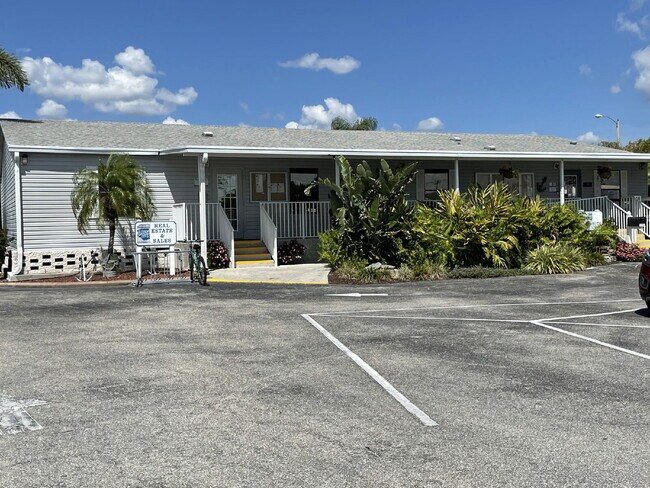 Building Photo - "Charming 2-Bed, 2-Bath Mobile Home Retreat in Harbor Cove!"