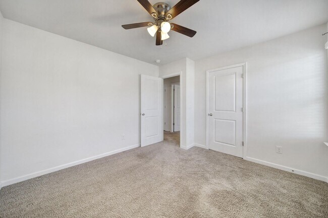 Building Photo - Beautiful 4 Bed 2 and a Half Bath Home in Charlotte!