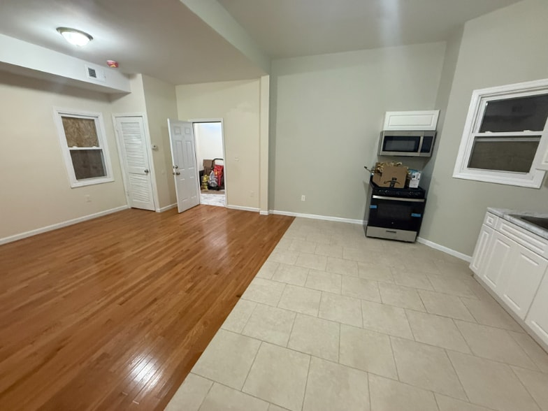 Building Photo - 825 S 15th St