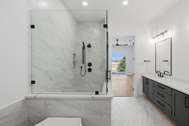 Building Photo - 404 Vista Buena Trl